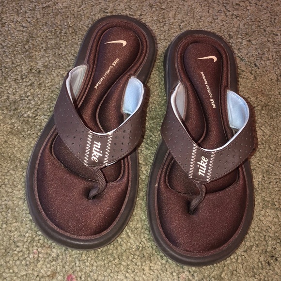 2 pairs Nike Sandals - Picture 4 of 5